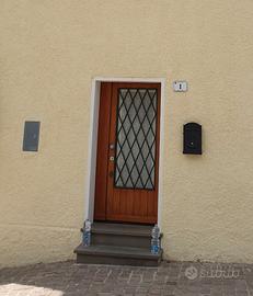 Portone ingresso restaurato in legno