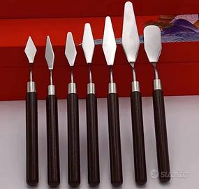 Set di 7 spatole per pittura con manici in legno.