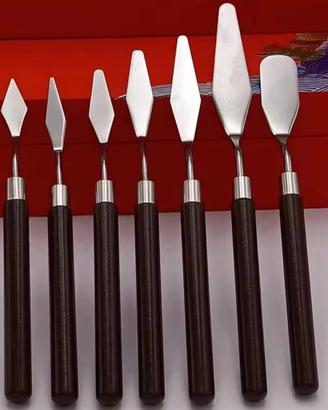 Set di 7 spatole per pittura con manici in legno.