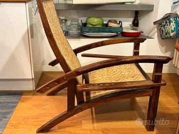 poltrona indiana in legno con poggiagambe