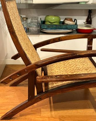 poltrona indiana in legno con poggiagambe