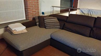 Divano con chaiseloungue in buone condizioni 