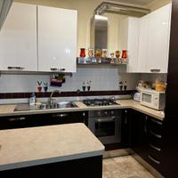 Cucina con elettrodomestici