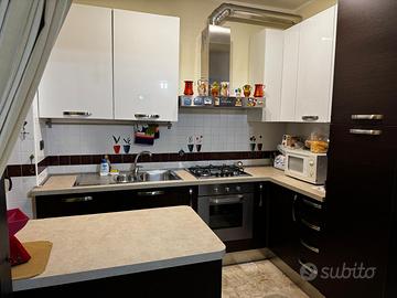 Cucina con elettrodomestici