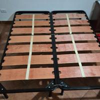 Due reti singole a doghe larghe e due materassi