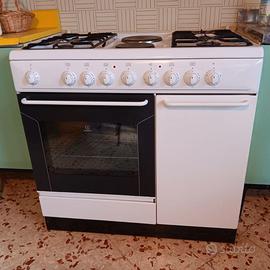 Cucina Indesit 4 fuochi + 2 piastre