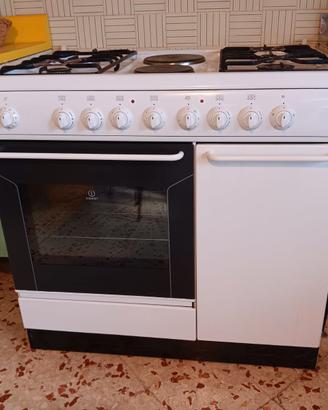 Cucina Indesit 4 fuochi + 2 piastre