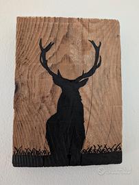 Quadro da montagna: cervo su legno vecchio