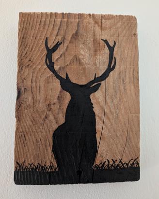 Quadro da montagna: cervo su legno vecchio