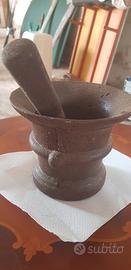 mortaio antico in ghisa