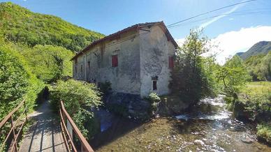 Rustico / Casale di 580 m² con più di 5 locali a A