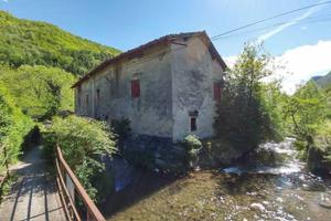 Rustico / Casale di 580 m² con più di 5 locali a A