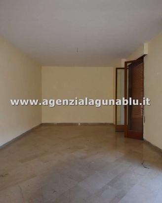 Due ampi appartamenti in centro
