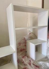 Scaffale con design a forma di nota musicale