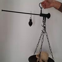 Stadera antica in ferro nero rustica