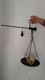 Stadera antica in ferro nero rustica