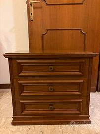 Coppia di comodini in legno massello