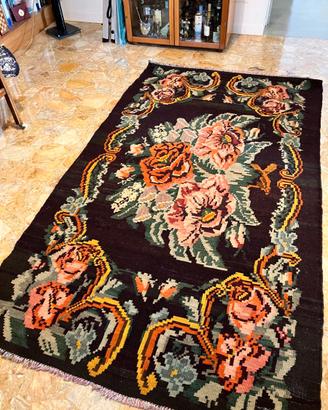 Tappeto grande con bordo e motivo centrale a rose