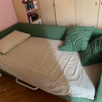 Letto con materasso colore verde con ruote