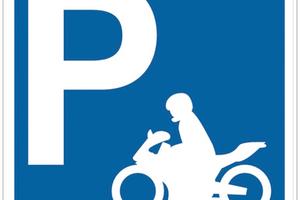 Via Roma, centro storico, posto moto