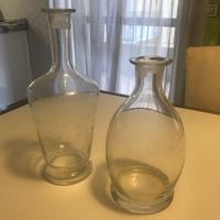 Vecchi contenitori da tavola per vino o acqua