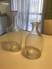 Vecchi contenitori da tavola per vino o acqua