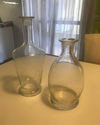 Vecchi contenitori da tavola per vino o acqua