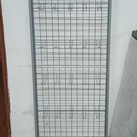 ESPOSITORE CON GANCI