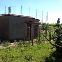 Terreno con magazzino uso parcheggio