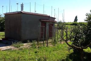 Terreno con magazzino uso parcheggio