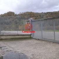 Piazzale asfaltato per attivita' di deposito merci