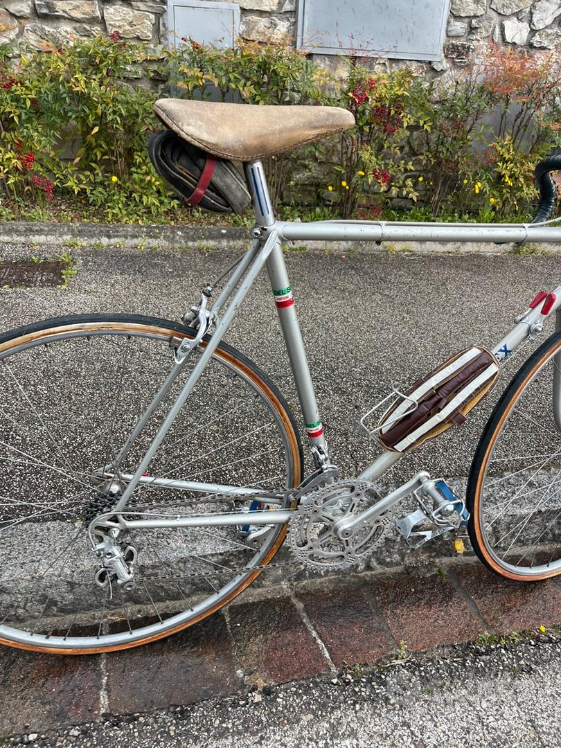 Auto E Bicicletta D'epoca In Un Garage Di Legno | Vettore Gratis - Foto 5
