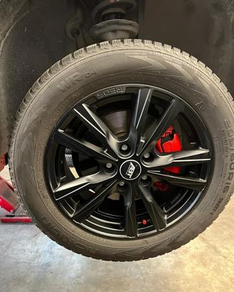4 cerchi Momo Reds da 16 con gomme da neve