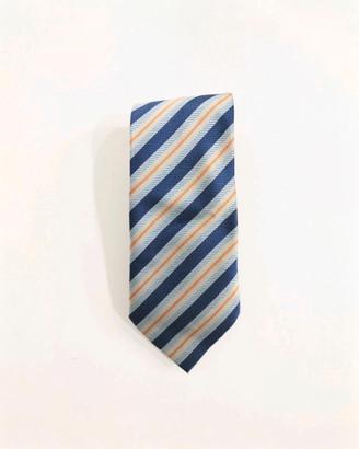 Elegante cravatta a righe con un design raffinato.