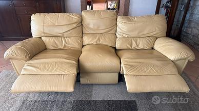 divano in pelle  tre posti 