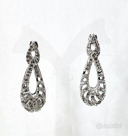 Orecchino pendente con strass