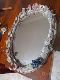 Specchio con cornice  floreale in ceramica