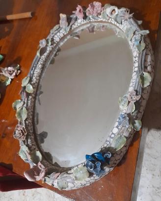 Specchio con cornice  floreale in ceramica