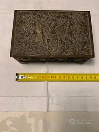 Scatola in metallo e legno