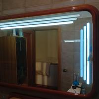 Specchio da bagno con illuminazione