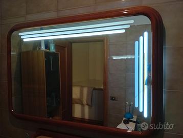 Specchio da bagno con illuminazione