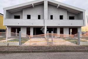 QUADRIFAMILIARE A PONTELONGO