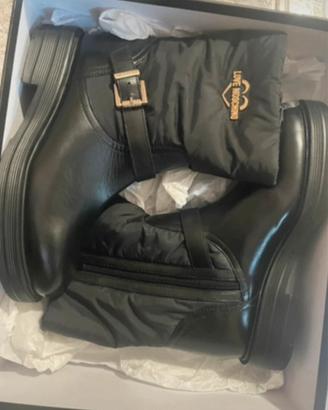 stivali love moschino