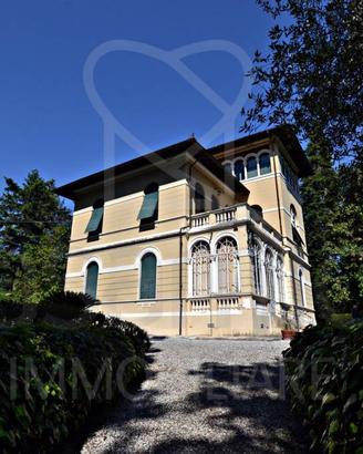 Villa di 327 m² con più di 5 locali a Lucca