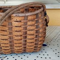 cesti in vimini con manici in legno.