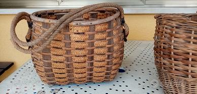 cesti in vimini con manici in legno.