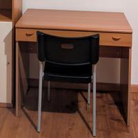 Scrivania con cassetto