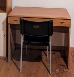 Scrivania con cassetto