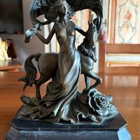 Scultura in bronzo "Signora con cavallo"
