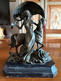 Scultura in bronzo "Signora con cavallo"